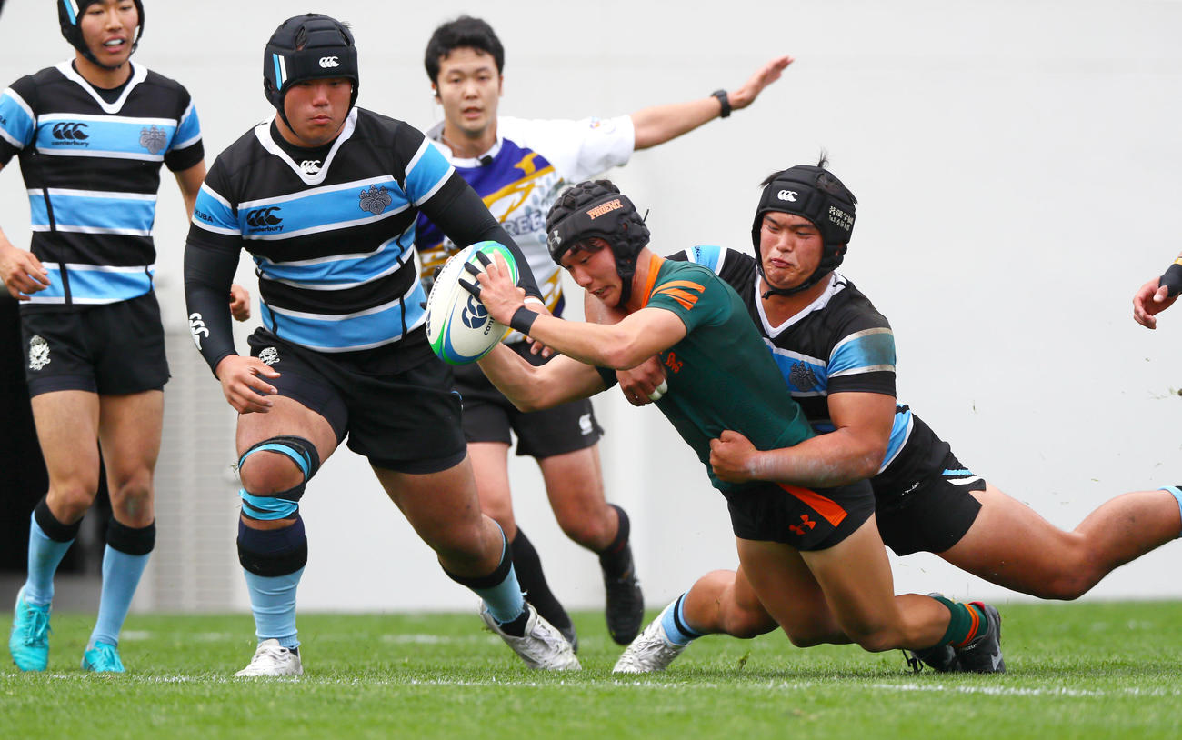 東福岡対茗渓学園　前半、東福岡SH利守（右から2人目）はタックルを受けながら右にトライを決める（撮影・上山淳一）