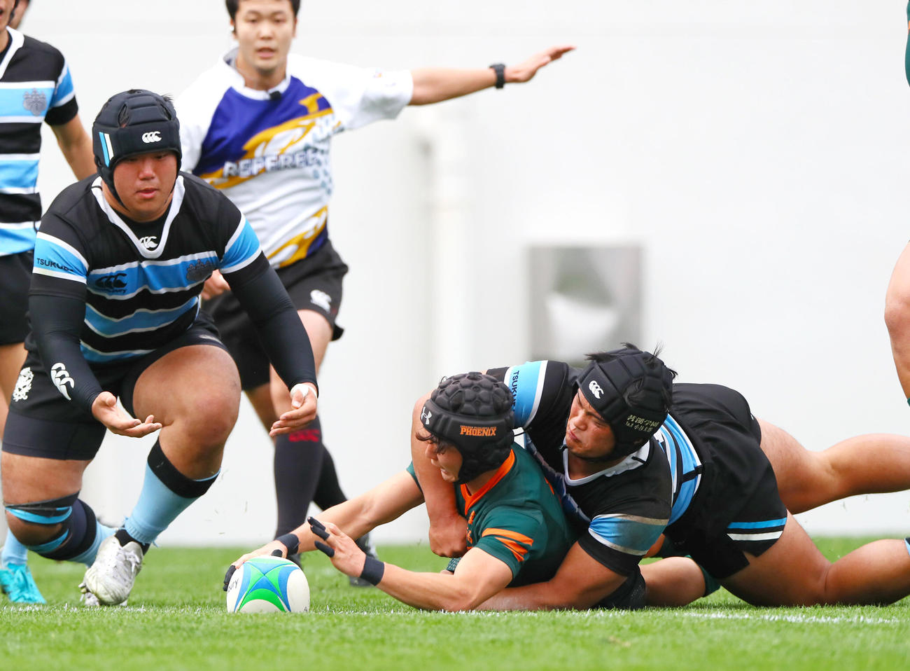 東福岡対茗渓学園　前半、東福岡SH利守（右から2人目）はタックルを受けながら右にトライを決める（撮影・上山淳一）