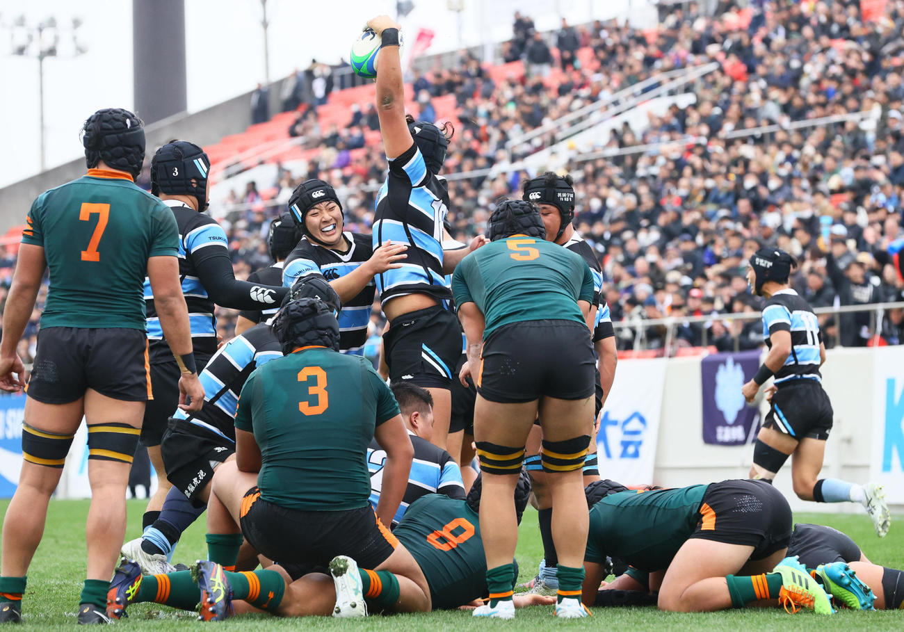 東福岡対茗渓学園　後半、茗渓学園フッカー川村がトライを挙げ歓喜するフィフティーン（撮影・上山淳一）