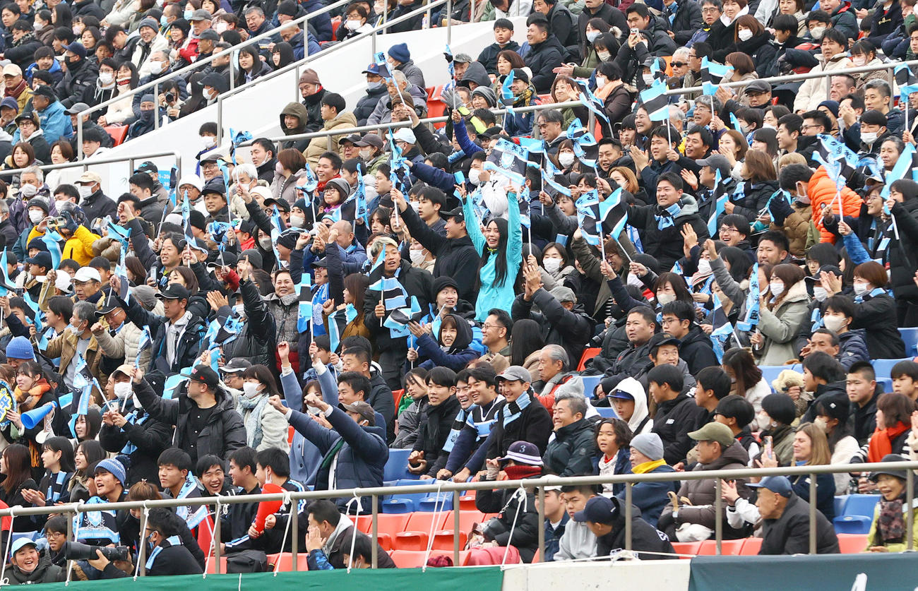 東福岡対茗渓学園　後半、茗渓学園フッカー川村がトライを挙げ歓喜する応援団（撮影・上山淳一）