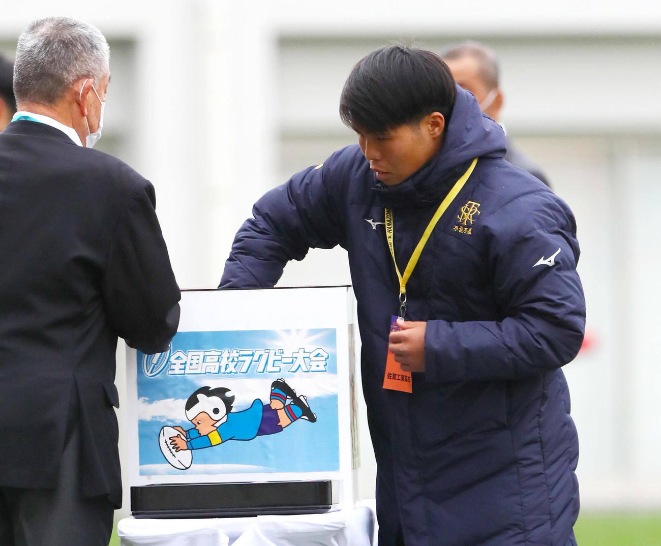 準決勝の組み合わせ抽選をする佐賀工の大和主将（撮影・上山淳一）