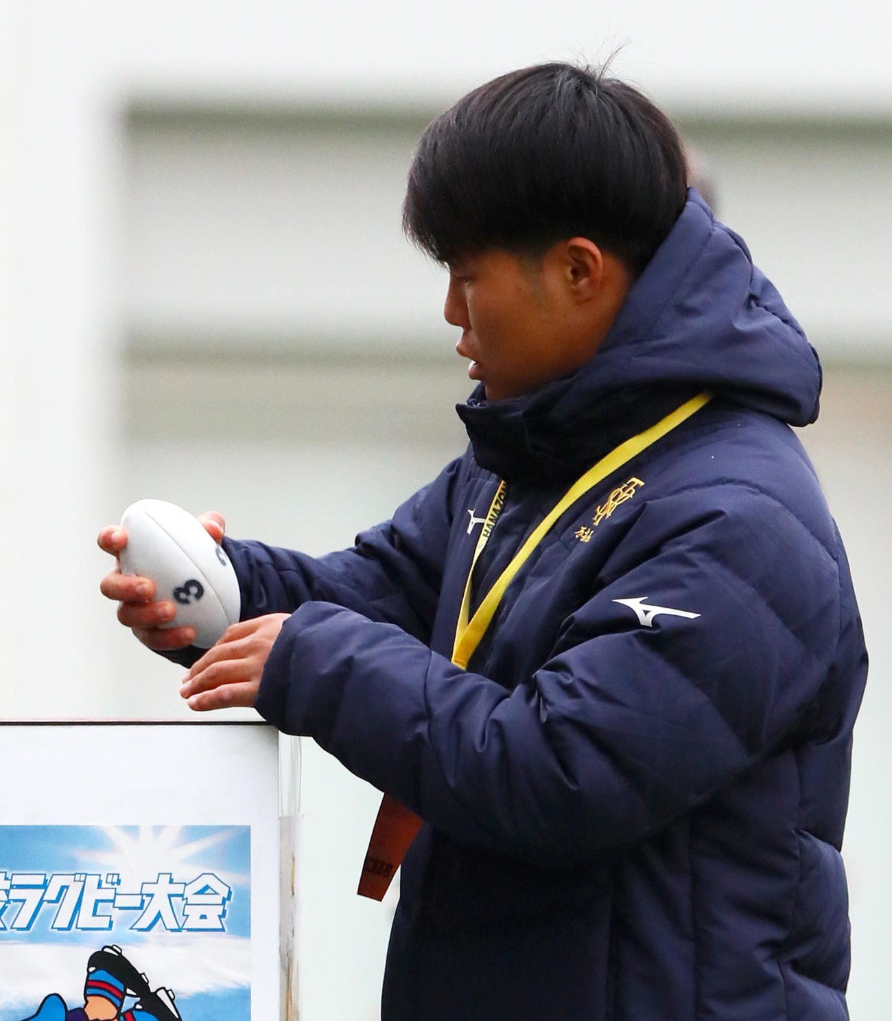準決勝の組み合わせ抽選をする佐賀工の大和主将（撮影・上山淳一）