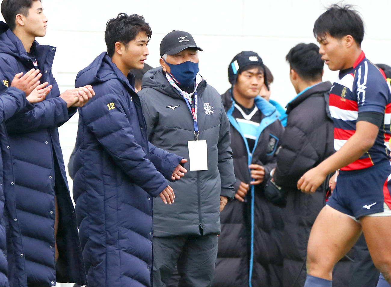 中部大春日丘対佐賀工　試合を終えた選手を出迎える佐賀工の小城総監督（左から3人目）（撮影・上山淳一）