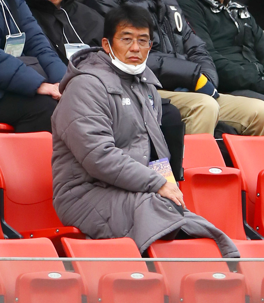 桐蔭学園対東海大大阪仰星　スタンドから戦況を見つめる桐蔭学園の藤原監督（撮影・上山淳一）