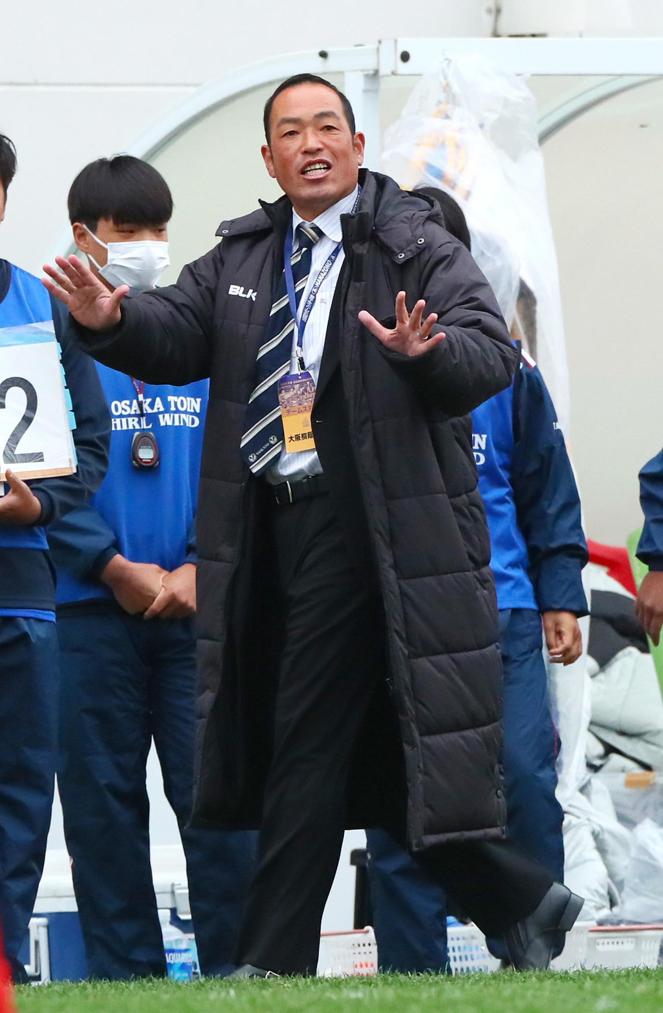 流通経大柏対大阪桐蔭　選手に指示を出す大阪桐蔭の綾部監督（撮影・上山淳一）