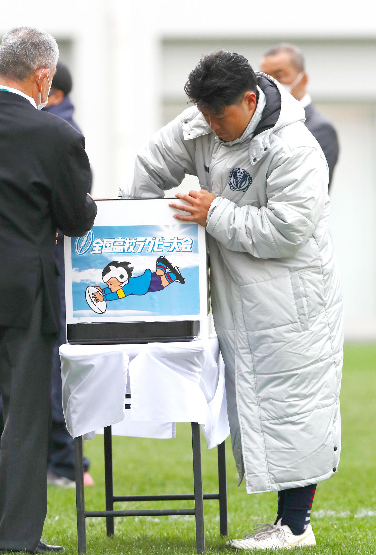 準決勝の組み合わせ抽選をする大阪桐蔭の林田主将（撮影・上山淳一）