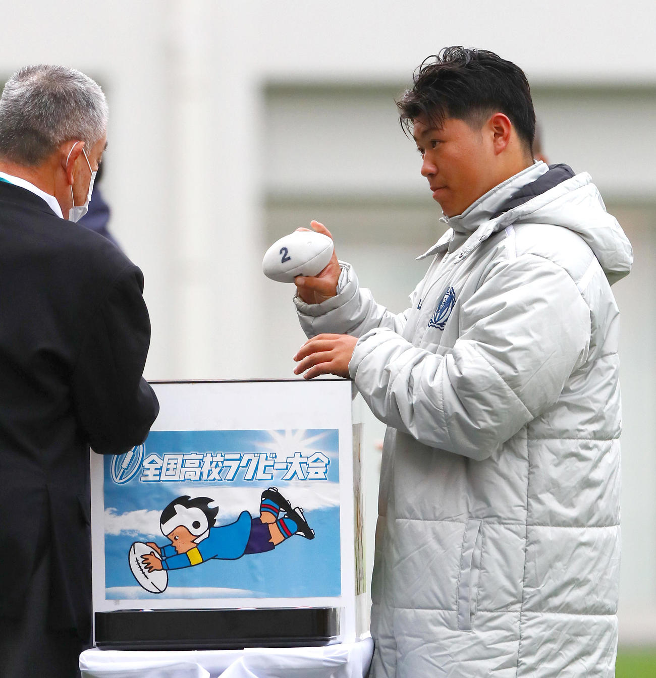 準決勝の組み合わせ抽選をする大阪桐蔭の林田主将（撮影・上山淳一）