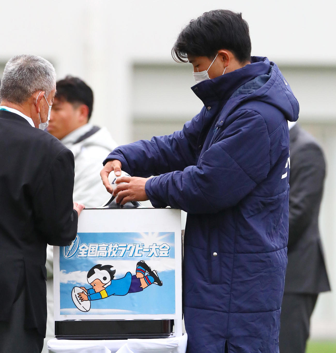 準決勝の組み合わせ抽選をする桐蔭学園の城主将（撮影・上山淳一）