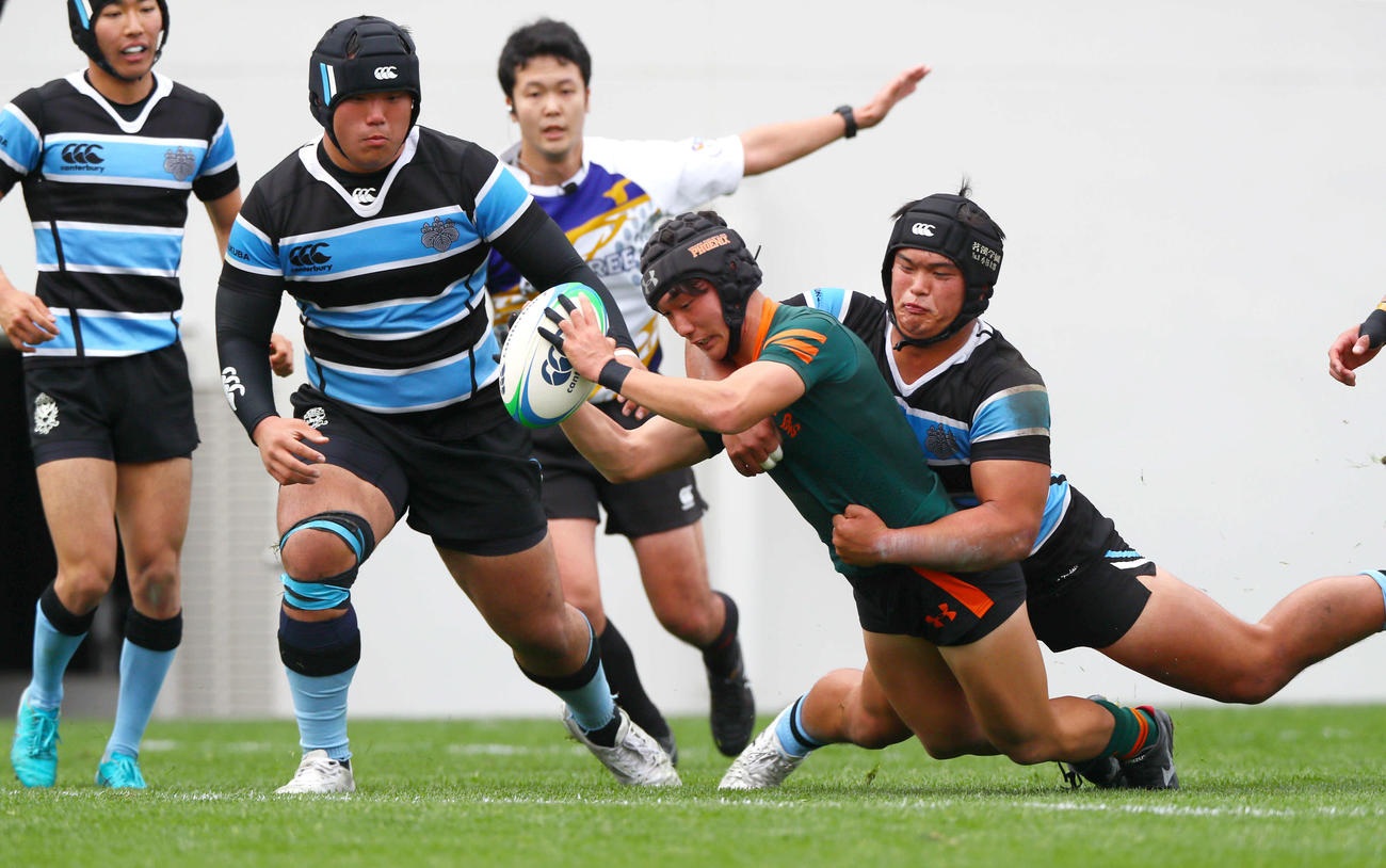 東福岡対茗渓学園　前半、東福岡SH利守（右から2人目）はタックルを受けながら右にトライを決める（撮影・上山淳一）