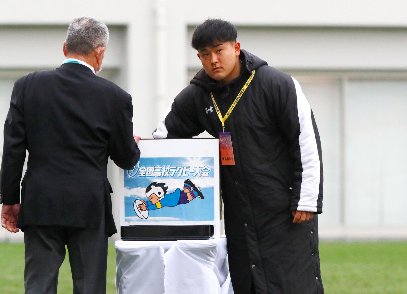 準決勝の組み合わせ抽選をする東福岡の高比良主将（撮影・上山淳一）