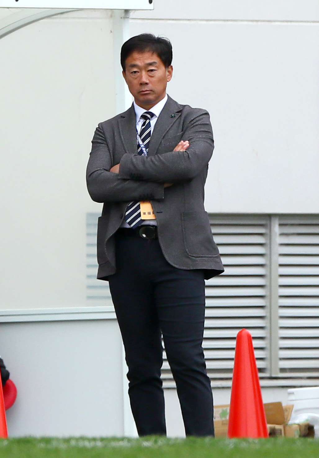 東福岡対茗渓学園　戦況を見つめる東福岡の藤田監督（撮影・上山淳一）