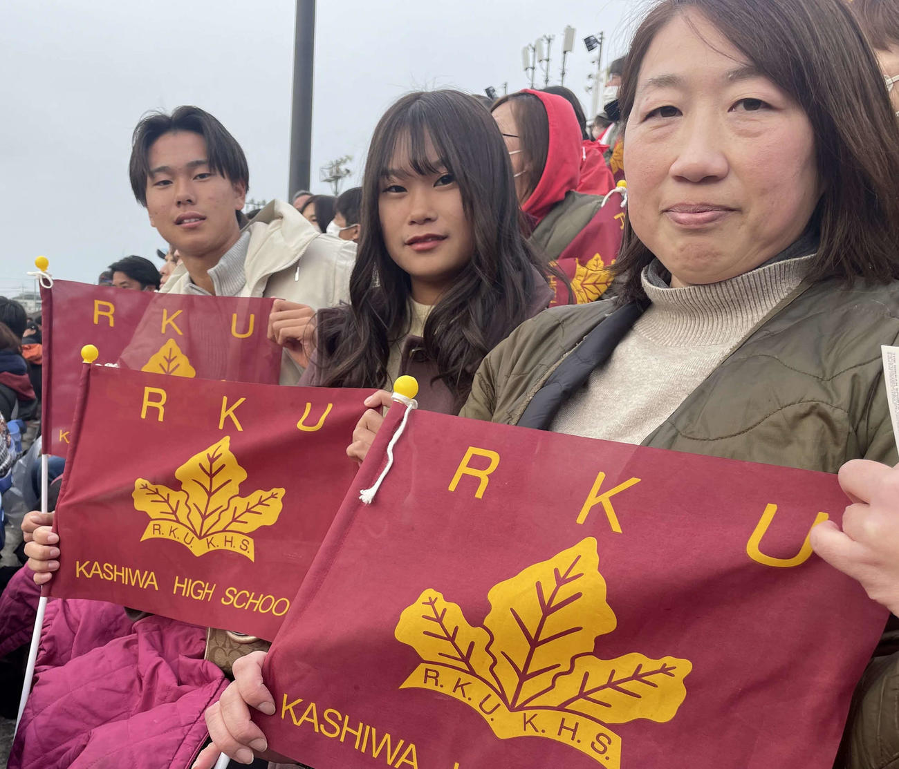 寝屋川市出身で流通経大柏SH三田村の応援に駆けつけた（写真右から）母作喜子さんと小学生時代からの友人石床由樹さん、山田挨瑠さん