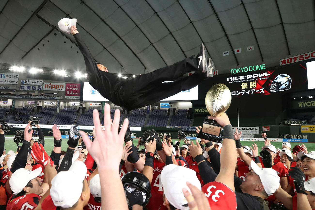 3連覇を達成して選手たちから胴上げされる富士通の山本洋HC（撮影・丹羽敏通）