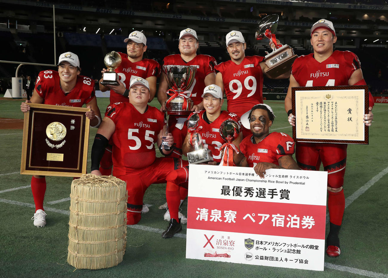 3連覇を達成して各賞を受賞した富士通の選手たち。前列右端はMVPを獲得したWRサマジー・グラント（撮影・丹羽敏通）