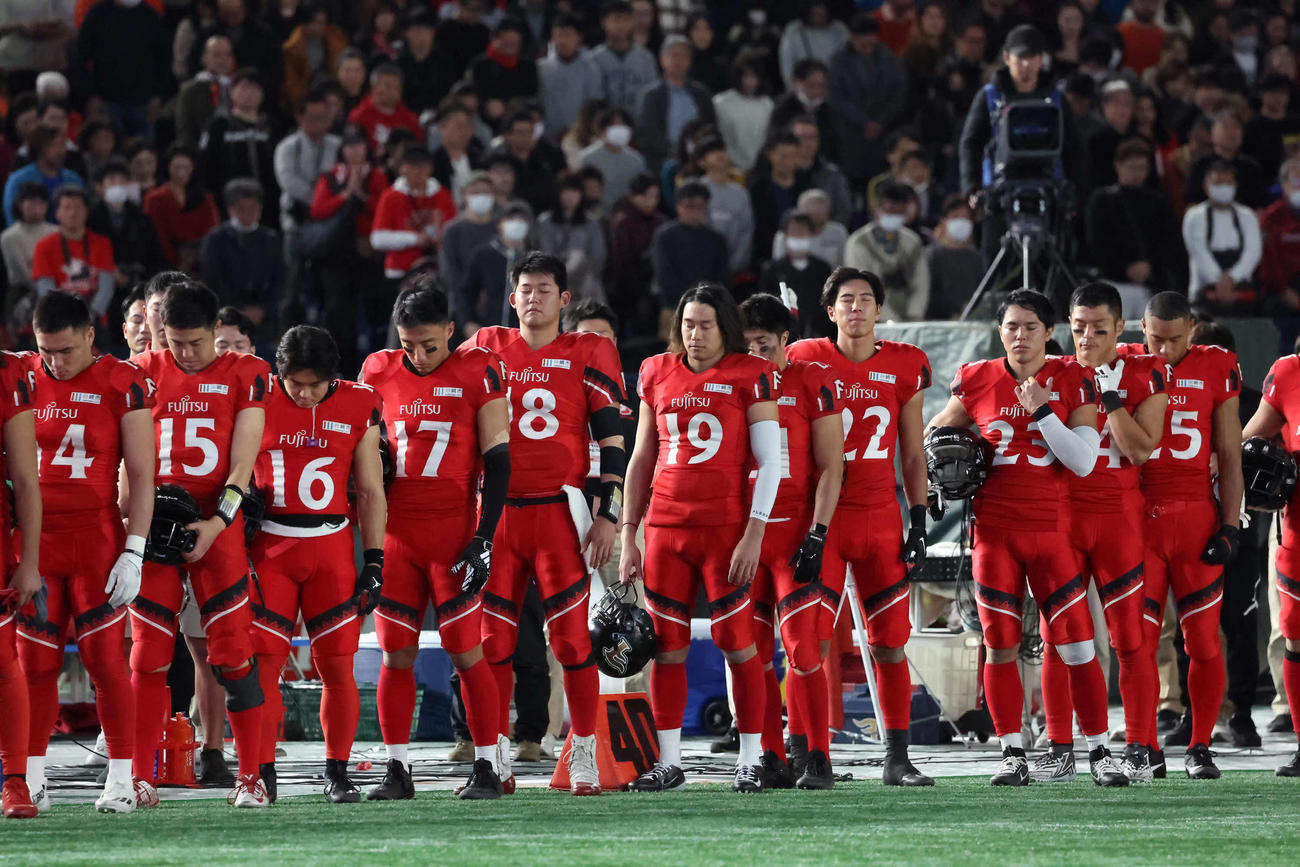 能登半島地震で黙とうする富士通の選手たち（撮影・丹羽敏通）