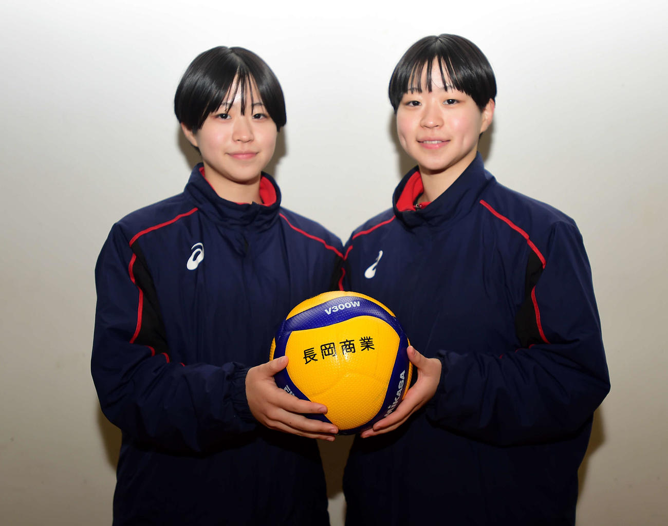 最後の春高バレーに挑む双子の外山姉妹。姉怜奈（左）と妹杏奈