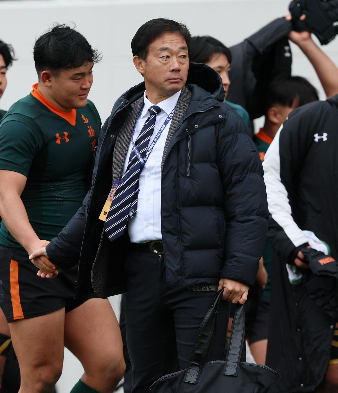 東福岡対茗渓学園　茗渓学園に勝利した東福岡の藤田監督（撮影・加藤哉）