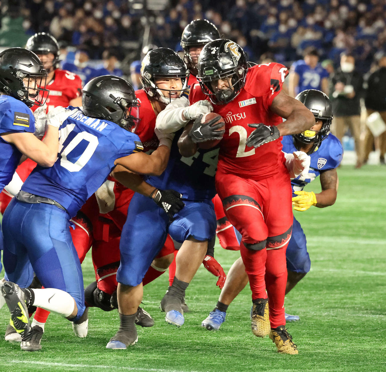 パナソニック対富士通　第4Q、相手タックルを引きずりゴールラインに迫る富士通RBトラショーン・ニクソン（撮影・丹羽敏通）