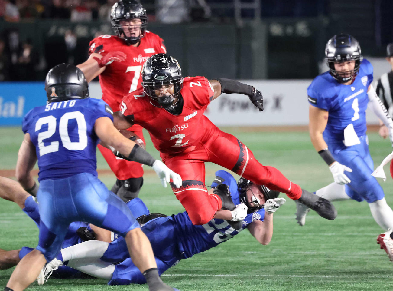 富士通対パナソニック　第2Q、タックルをかわしてゲインする富士通RBニクソン（撮影・丹羽敏通）