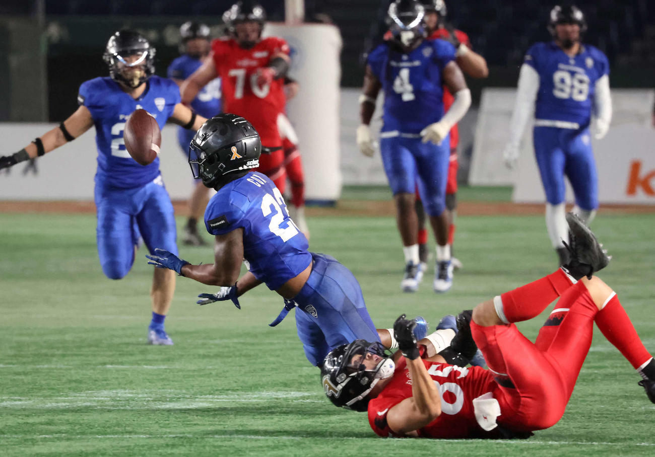 富士通対パナソニック　第2Q、パナソニックDBジョシュア・コックスは相手パスをインターセプトする（撮影・丹羽敏通）