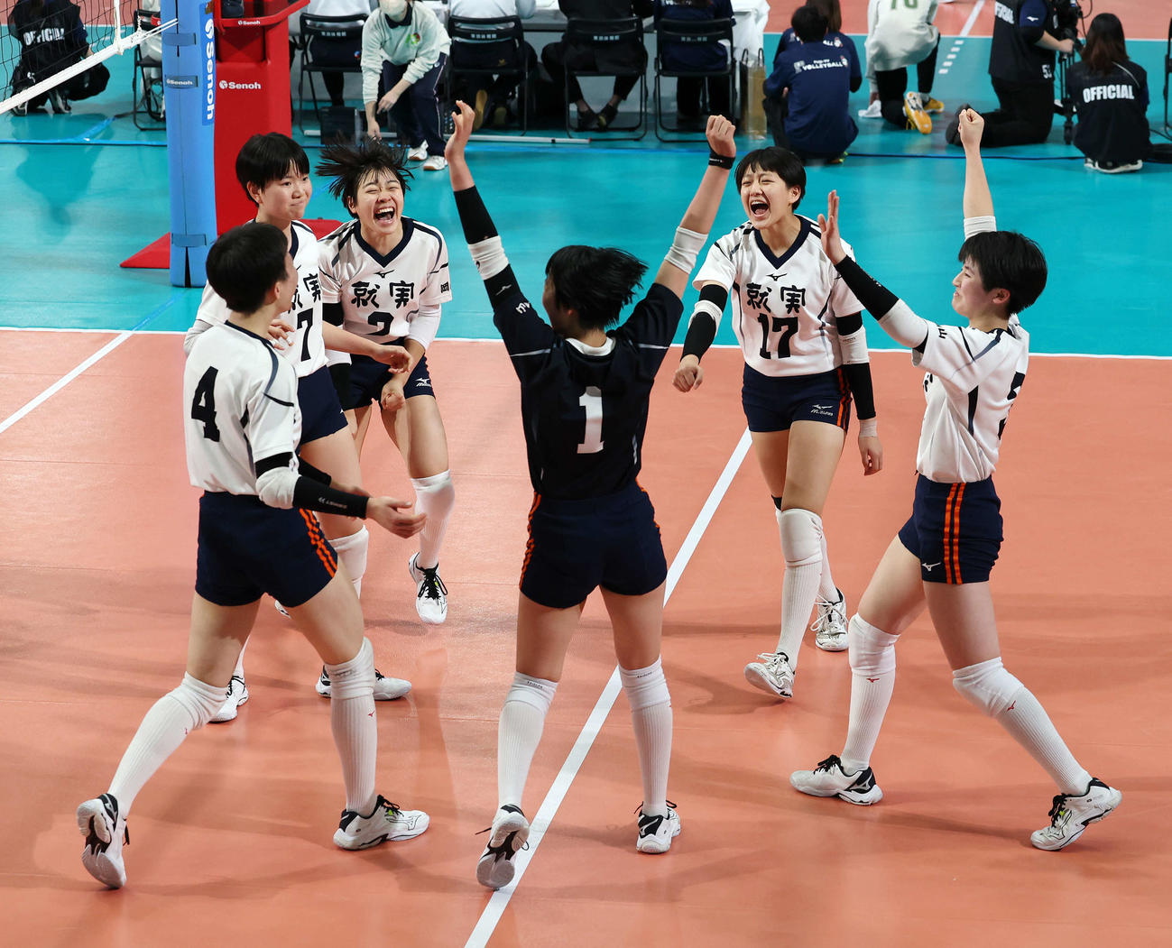 東九州龍谷対就実　勝利し、喜ぶ就実の選手たち（撮影・宮地輝）