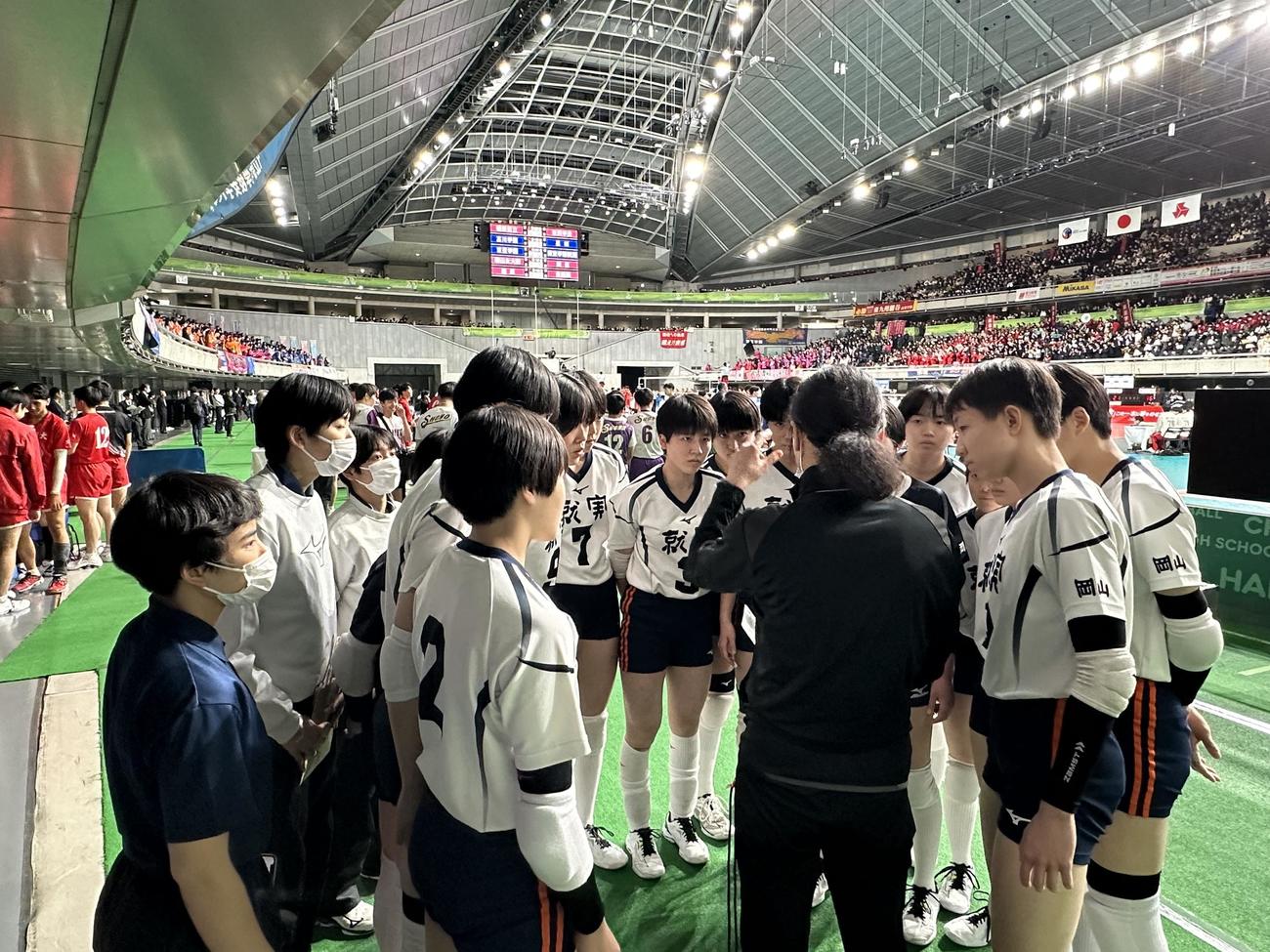 1年前にコロナ陽性とされて棄権し、2年ぶりにコートに戻ってきた就実は試合前に円陣を組む（撮影・益子浩一）