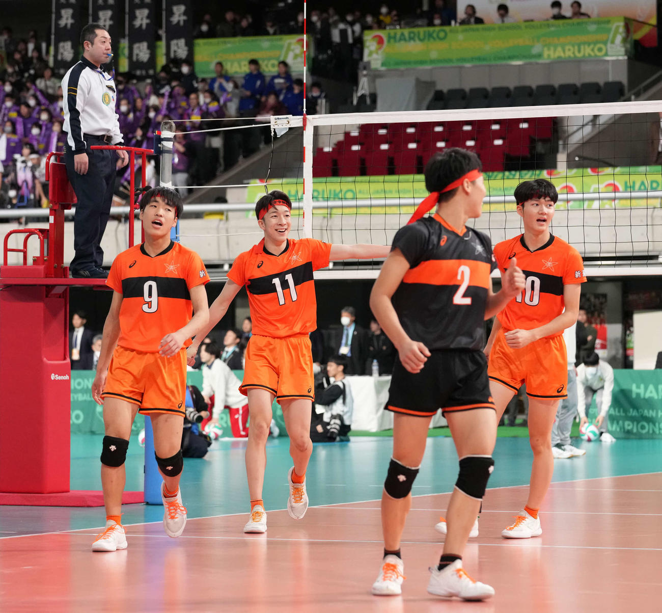 東亜学園対東京学館新潟　東京学館新潟・斎藤（左から2人目）はポイントを奪いチームメートの祝福を受ける（撮影・小沢裕）