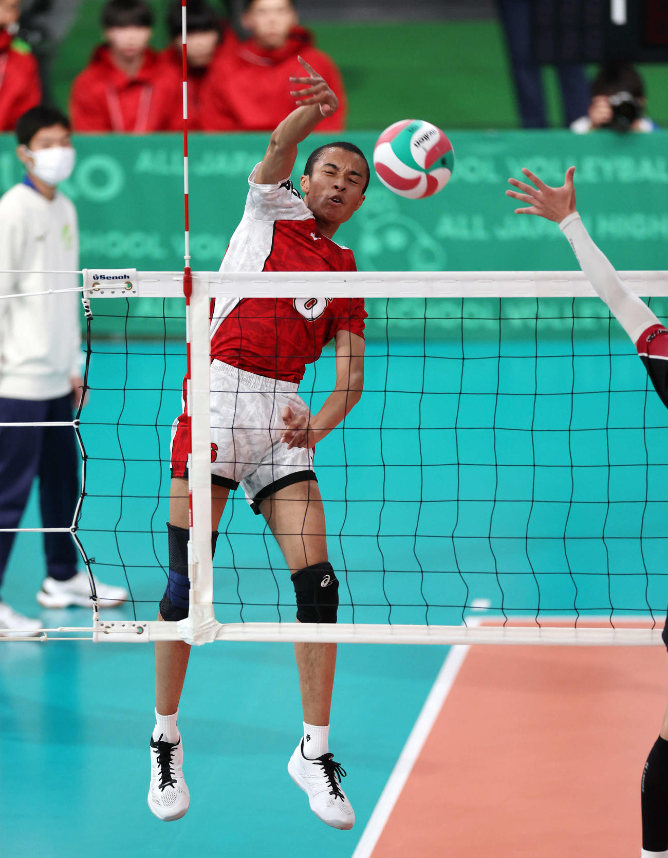 高知対北海道科学大高　スパイクを決める北海道科学大高・佐藤（撮影・宮地輝）