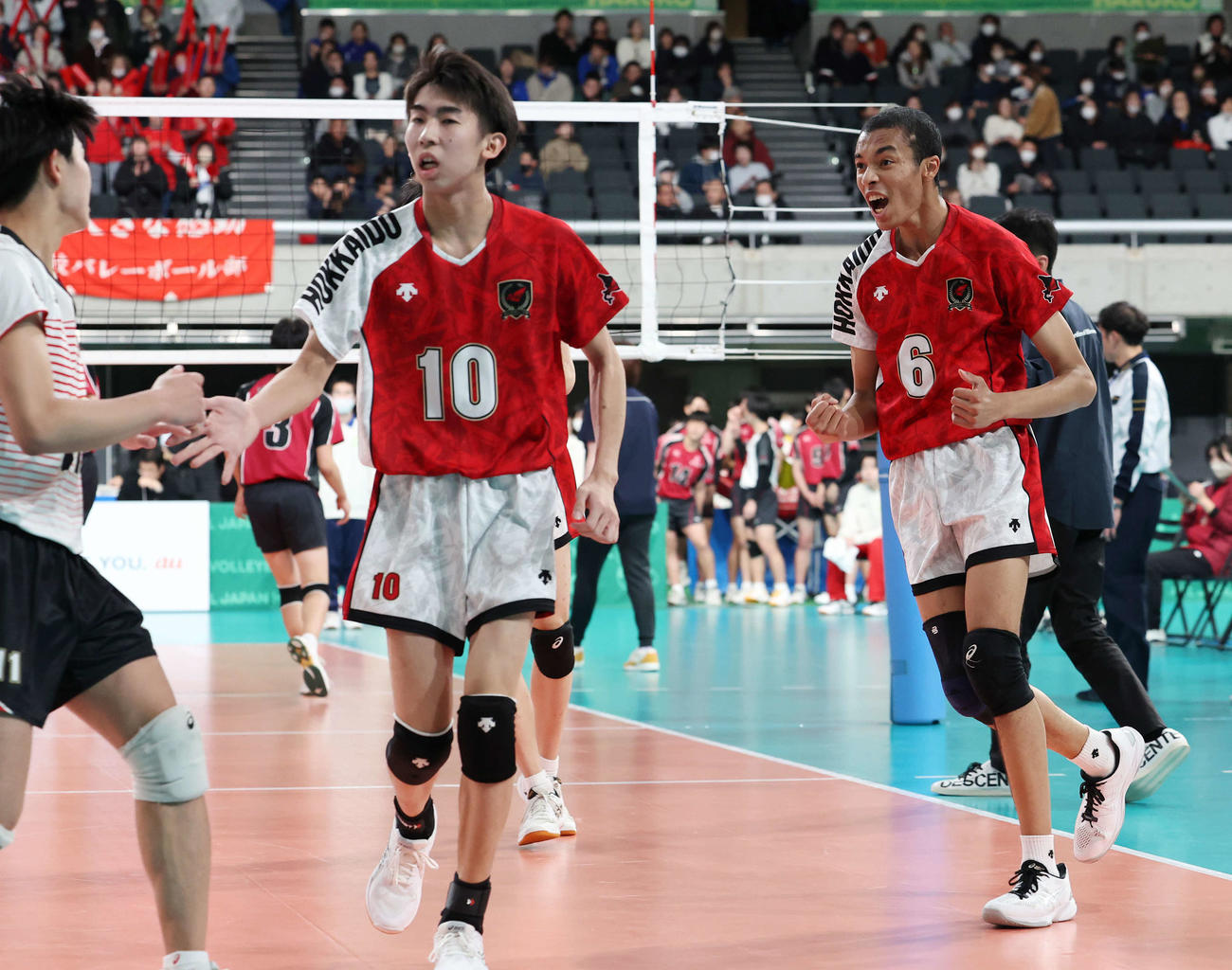 高知対北海道科学大高　スパイクを決め、喜ぶ北海道科学大高・佐藤（右）（撮影・宮地輝）