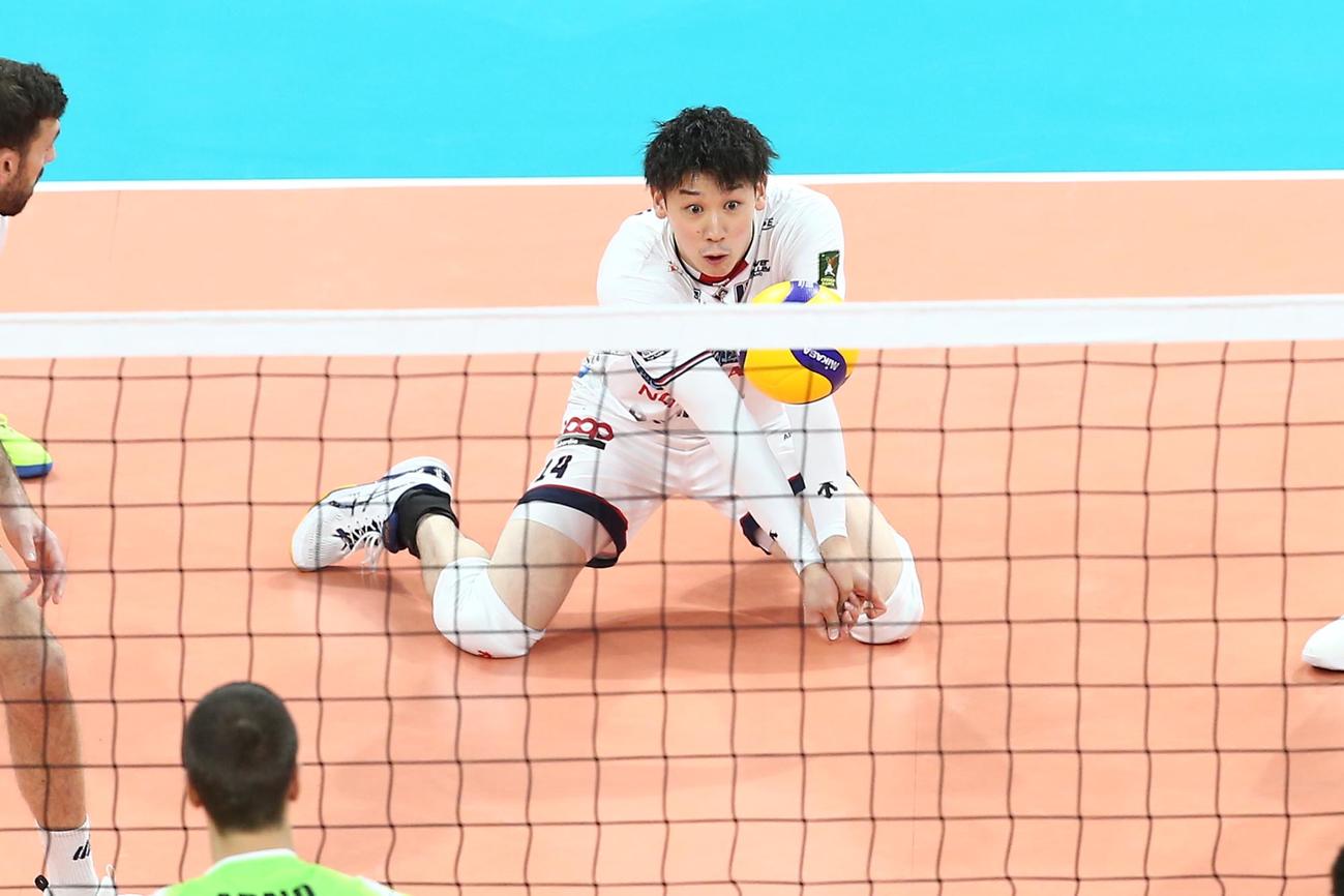 レシーブする石川祐希（C）博報堂DYスポーツマーケティング