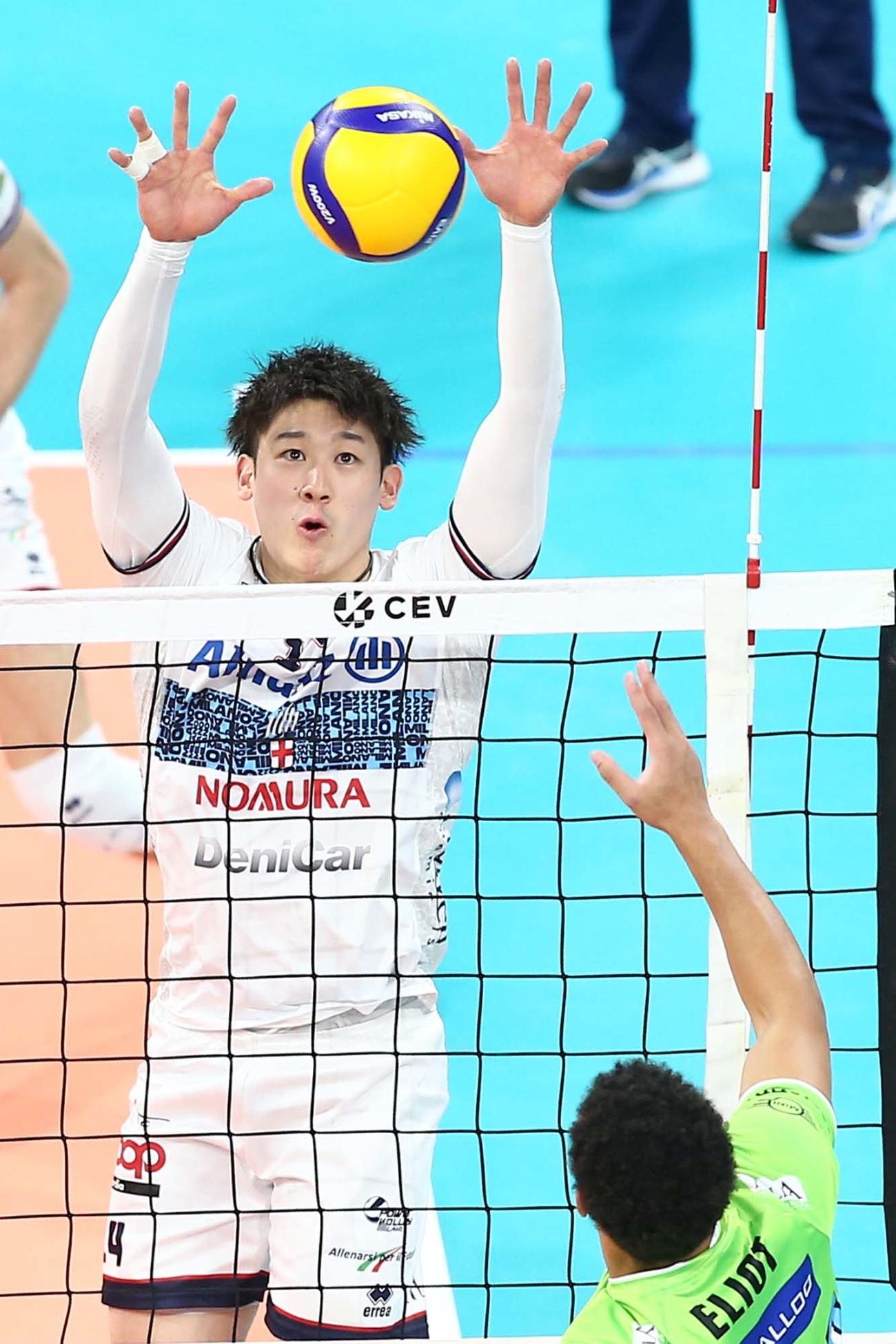 ブロックする石川祐希（C）博報堂DYスポーツマーケティング