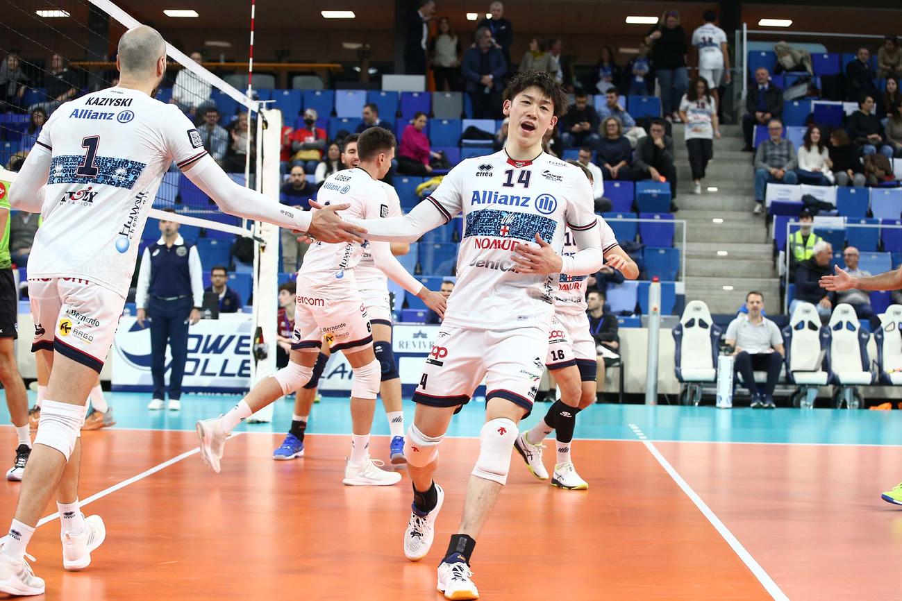 カジースキとタッチを交わす石川祐希（C）博報堂DYスポーツマーケティング