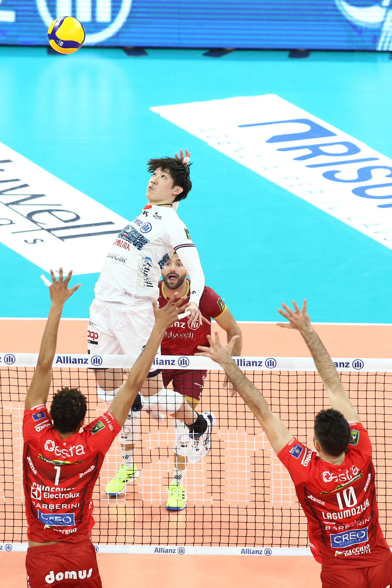 スパイクを打つ石川祐希（C）博報堂DYスポーツマーケティング