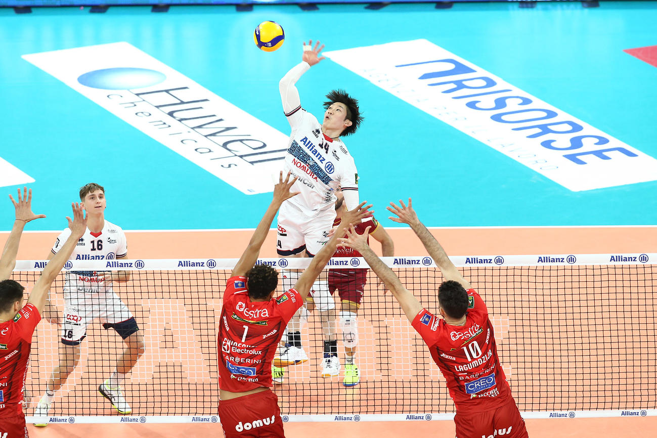 スパイクを打つ石川祐希（C）博報堂DYスポーツマーケティング