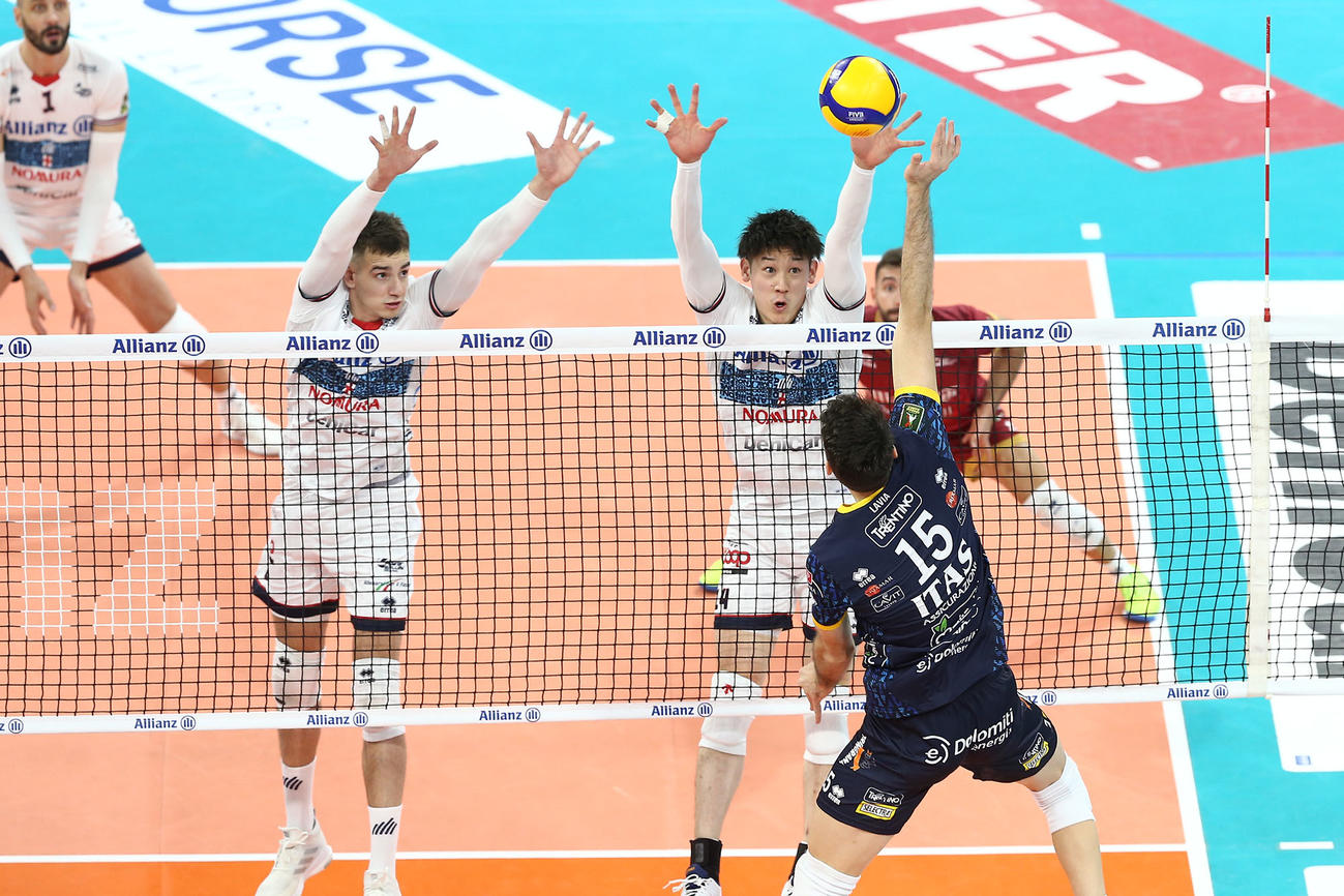 ブロックする石川祐希（C）博報堂DYスポーツマーケティング