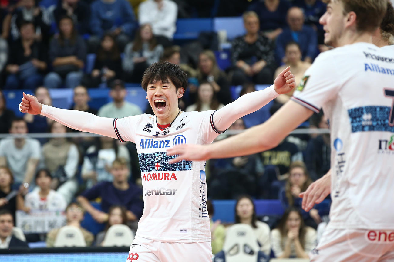 仲間と喜ぶ石川祐希（C）博報堂DYスポーツマーケティング
