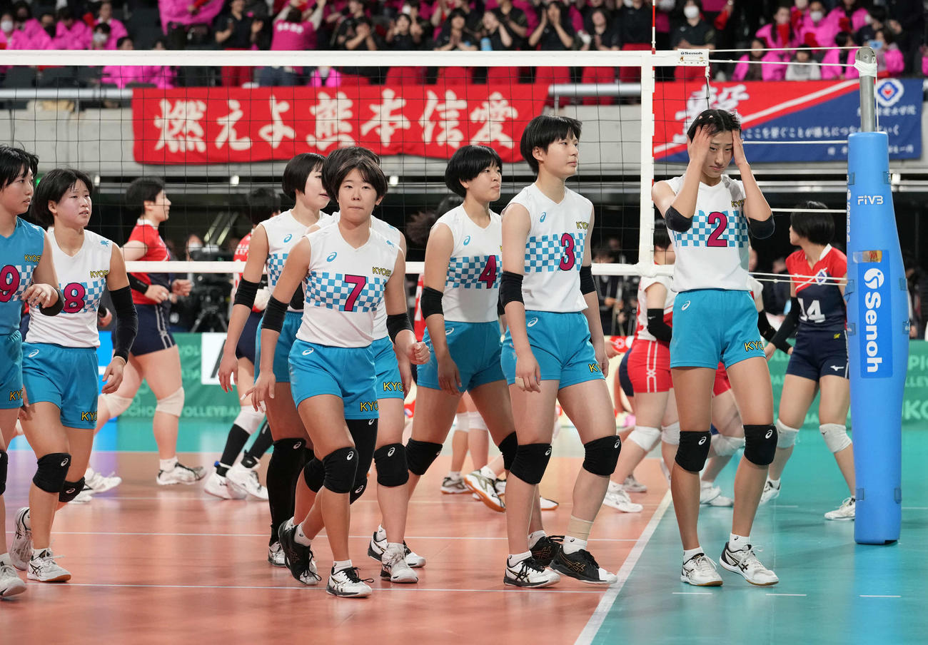 共栄学園対熊本信愛女　1回戦負けを喫しがっくりする秋本（右）ら共栄学園の選手たち（撮影・小沢裕）