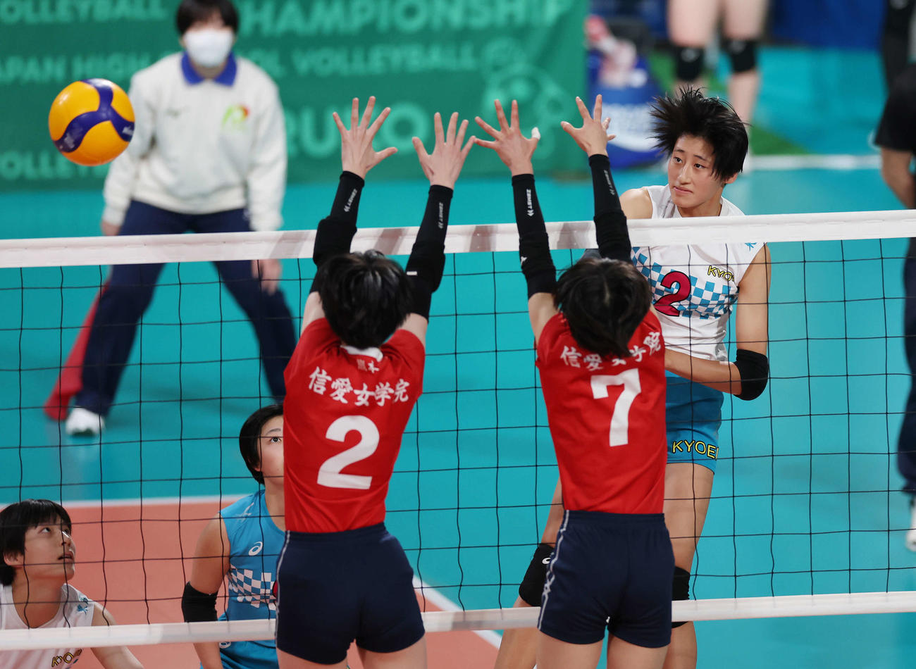 共栄学園対熊本信愛女　スパイクを決める共栄学園・秋本（撮影・宮地輝）