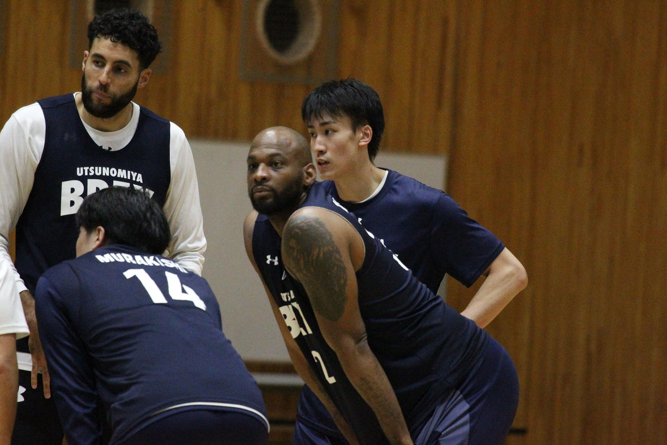 宇都宮に新加入した前横浜BCのエドワード・モリス（右から2人目）は新しいチームメイトと全体練習をこなす（撮影・沢田啓太郎）