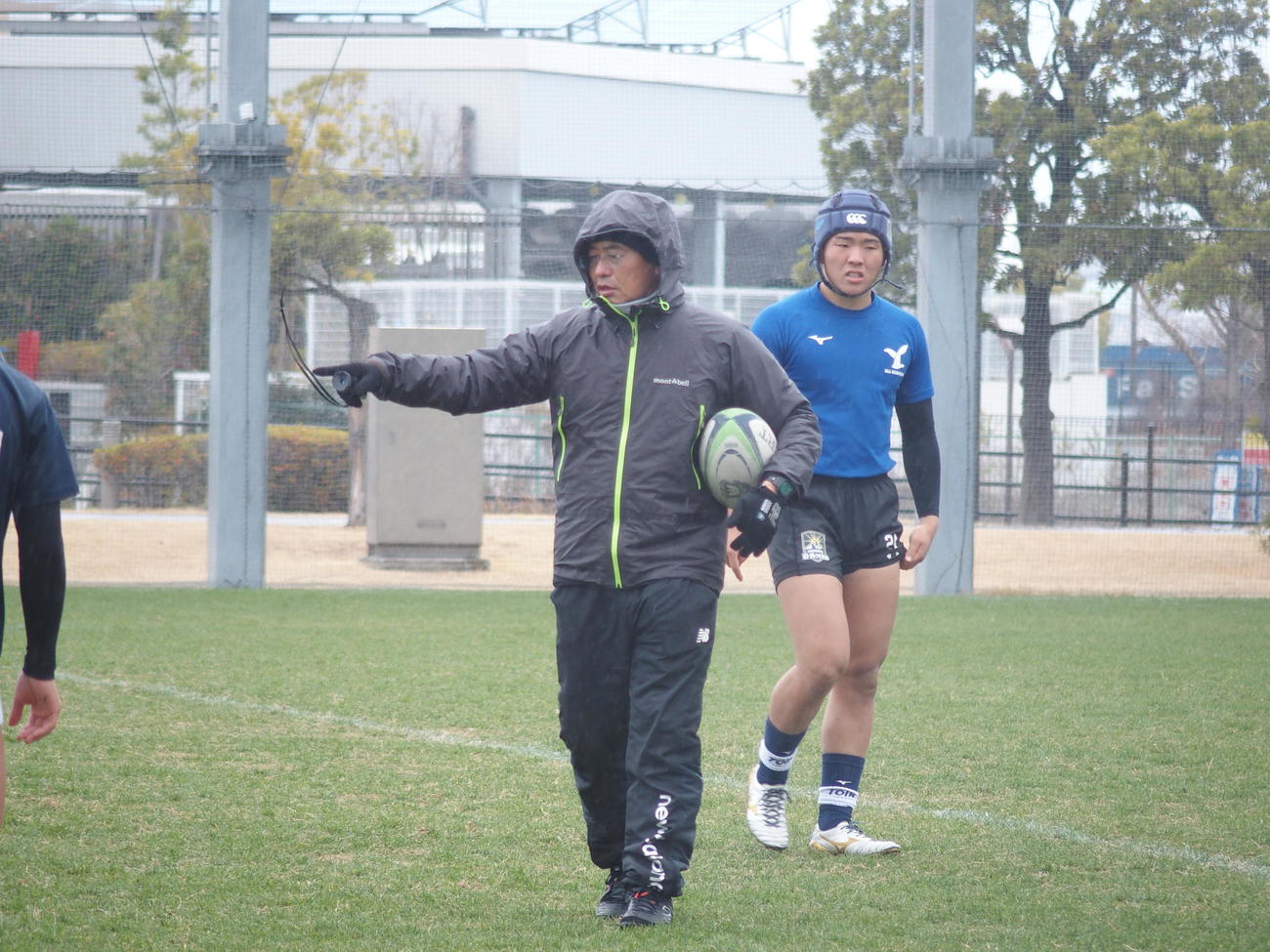 準決勝の前日練習で指示する桐蔭学園の藤原秀之監督（撮影・永田淳）