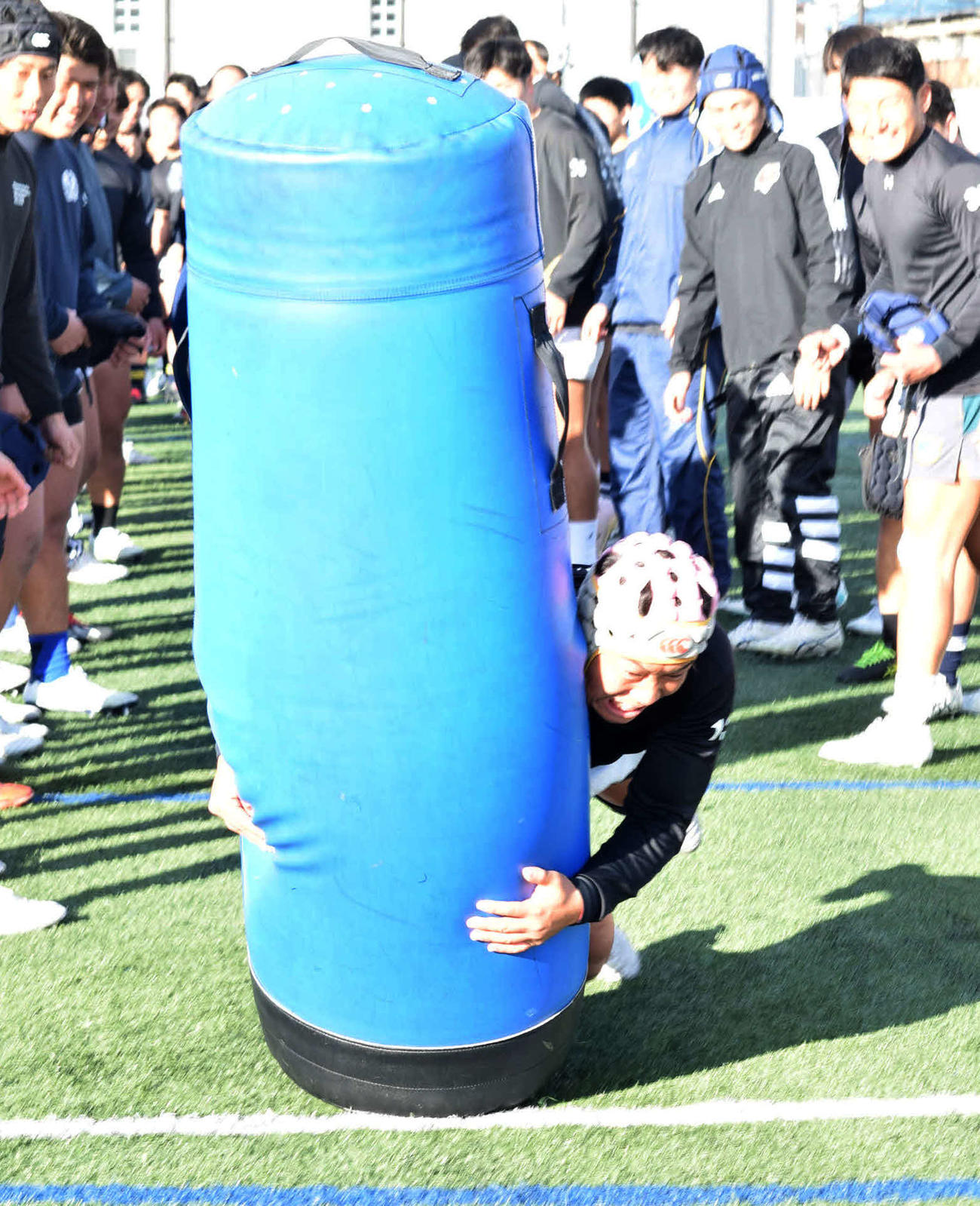 “伝統の儀式”タックルダミーへのタックルで前日練習を締めた大阪桐蔭・林田主将（撮影・阪口孝志）