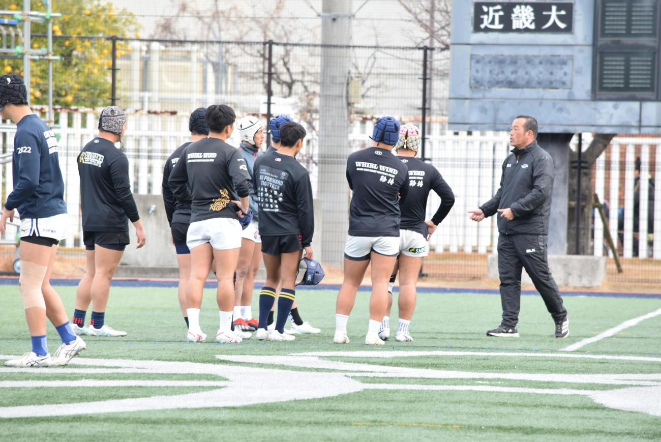 前日練習で選手に指示を出す大阪桐蔭の綾部正史監督（撮影・阪口孝志）