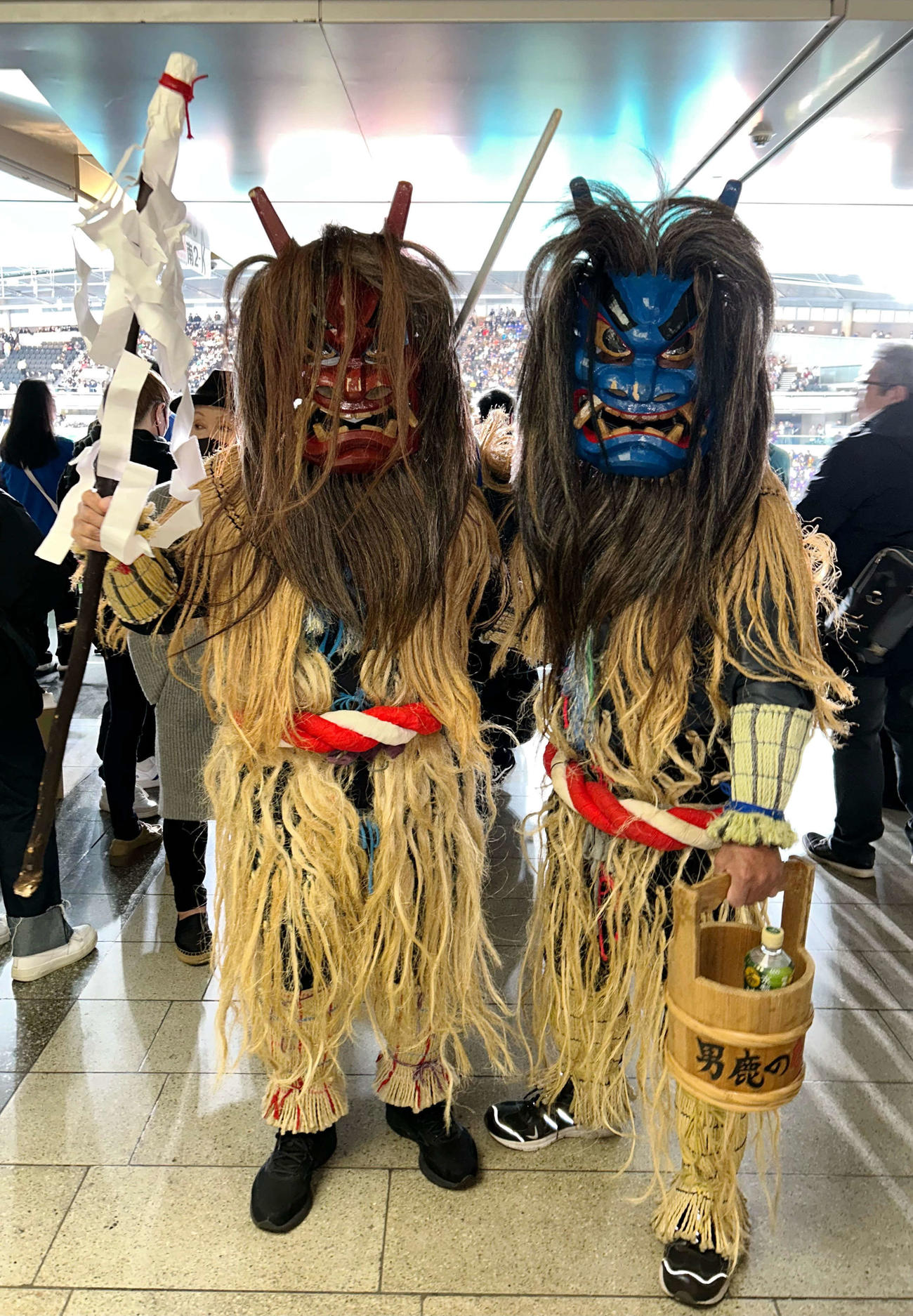 代表校の応援に駆けつけ、会場を盛り上げた秋田の来訪神「なまはげ」（撮影・木村有優）