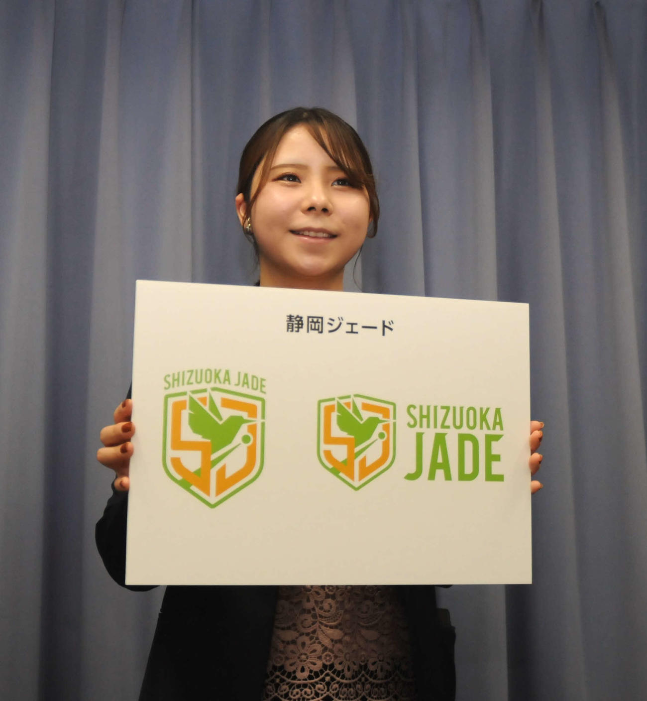 記者会見で静岡ジェードのチーム名やロゴを発表する河村代表（昨年2月1日）