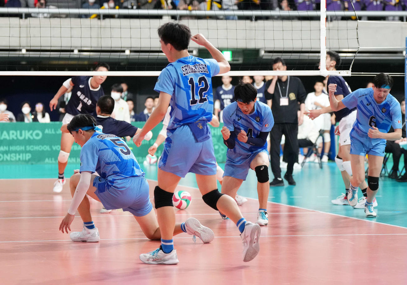 浜松修学舎対崇徳　ポイントを決め、喜ぶ浜松修学舎の選手たち（撮影・菅敏）