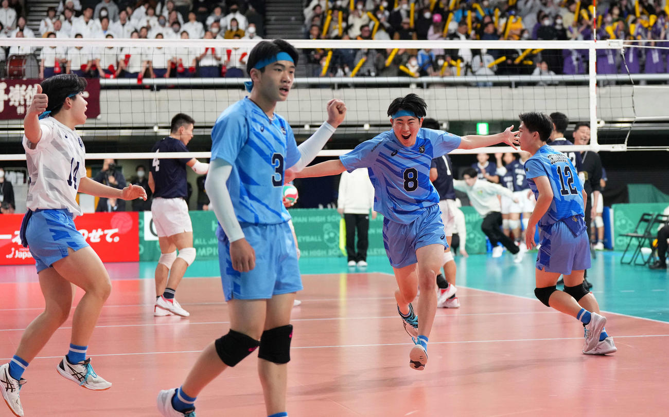 浜松修学舎対崇徳　ポイントを決め、喜ぶ浜松修学舎の選手たち（撮影・菅敏）
