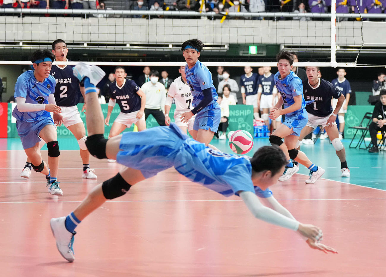 浜松修学舎対崇徳　相手のアタックに反応する浜松修学舎の選手たち（撮影・菅敏）
