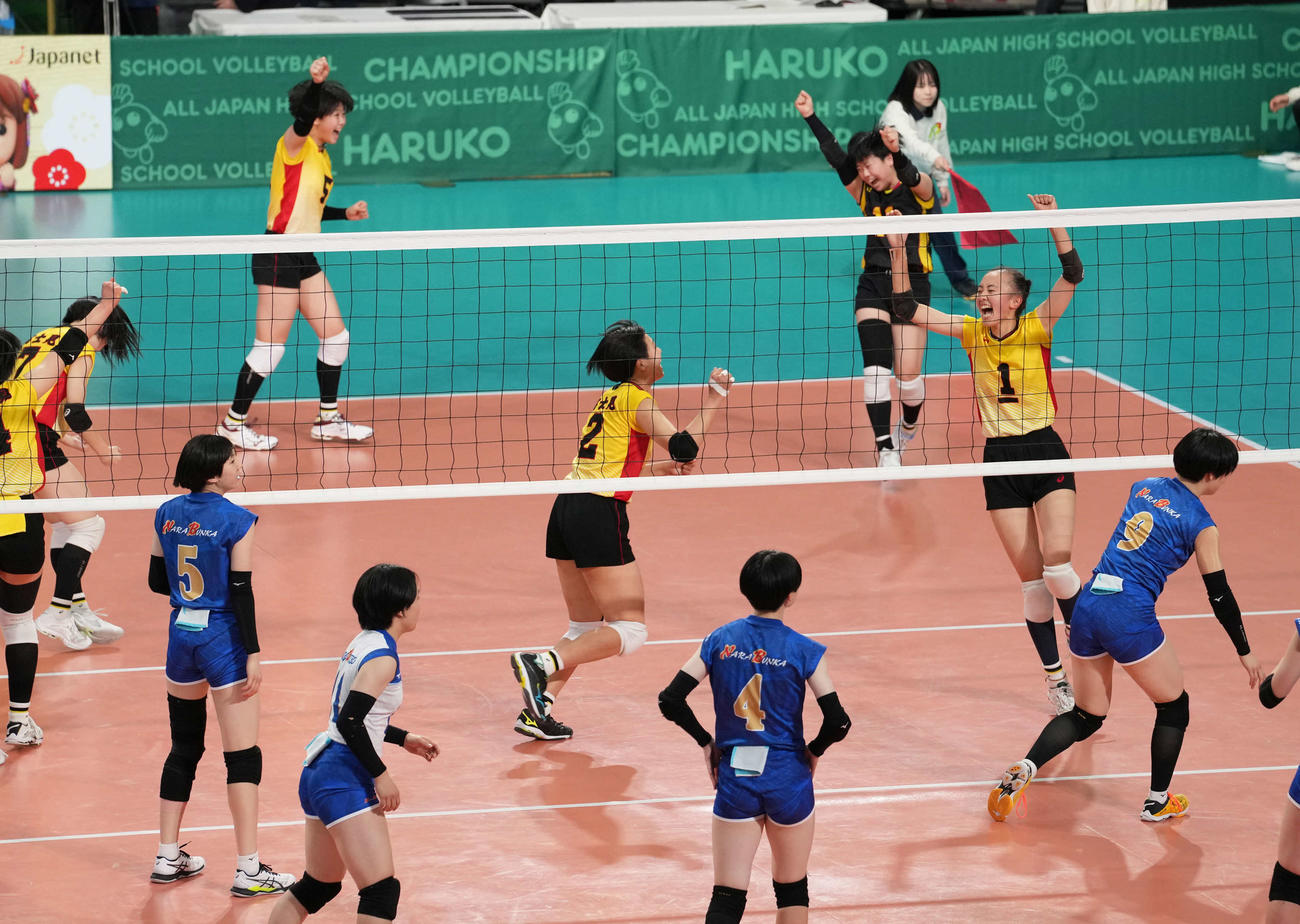 奈良文化対富士見　ポイントを奪い喜ぶ富士見の選手たち（撮影・小沢裕）