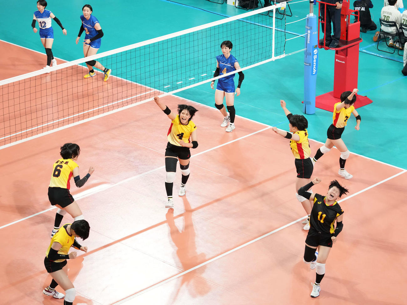 奈良文化対富士見　第1セットを奪いガッツポーズする八田（中央）ら富士見の選手たち（撮影・小沢裕）