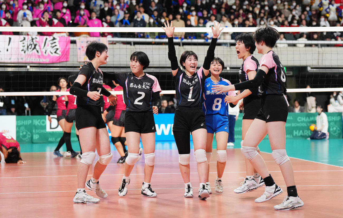 1回戦で誠信を破り、喜ぶ郡山女大付の選手たち（撮影・菅敏）